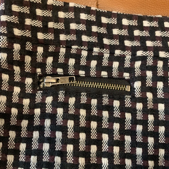 Loft skirt with zipper pockets in front. Side zipper to close. Fully lined. - Picture 2 of 7